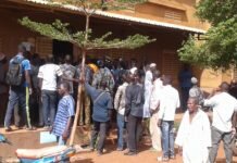 Arrêt de travail des agents de distribution des cartes d’électeurs dans le centre de Daoudabougou en Commune V du District de Bamako