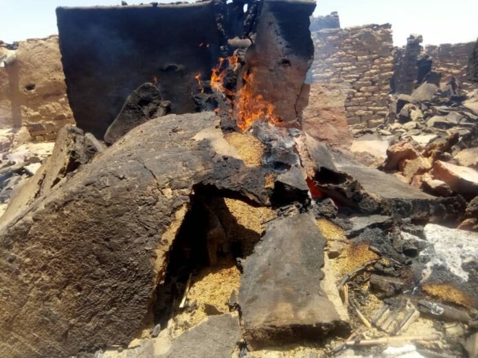 Une vue du village après le passage des terroristes