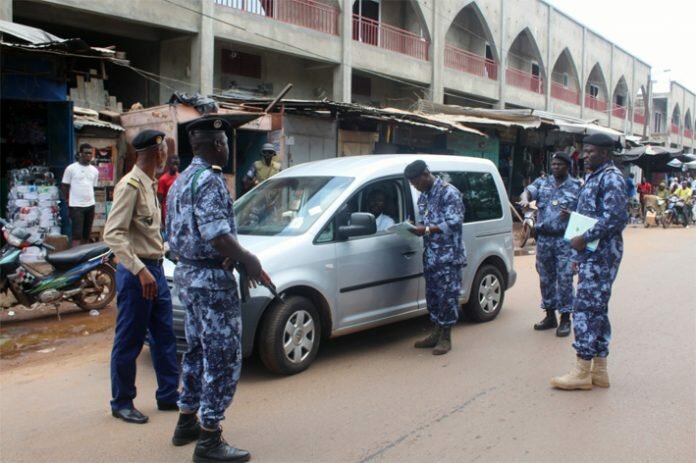 Les douaniers lors d’une opération de contrôle d’un véhicule non dédouané