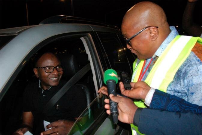 Le ministre des Transports et de la Mobilité urbaine Ibrahima Abdoul Ly donne des conseils à un usager de la route