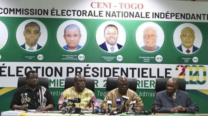 Le président de la Céni, Tchambakou Ayassor (2e à droite), entouré d'autres membres de la commission, annonce les résultats de l'élection présidentielle togolaise à Lomé, le 24 février 2020