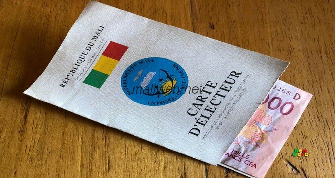 election-fraude Un billet de mille francs dans une carte d’électeur