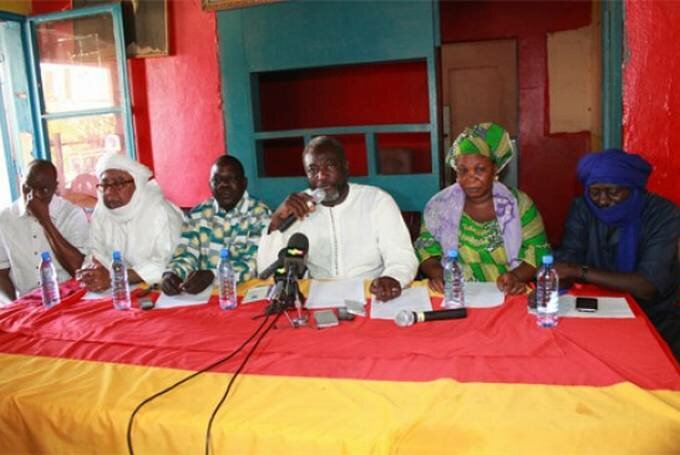 Oumar-Mariko- Dr Oumar Mariko, président du parti SADI, entouré de ses camarades politiques (photo archives)