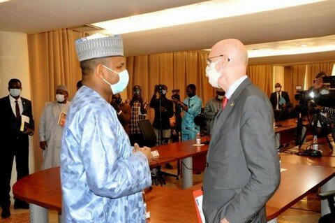 Boubou-UE Dr Boubou cissé et le chef de la délégation de l'union européenne, l’ambassadeur Bart Ouvry