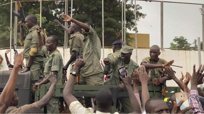militaires-fama-696x392 Des soldats maliens se dirigent vers la place de l'Indépendance à Bamako, ce mardi 18 août 2020
