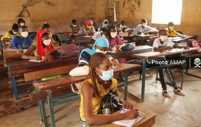 REOUVERTURE-ECOLES-UNE-662x420 Les élèves dans une classe d'examen