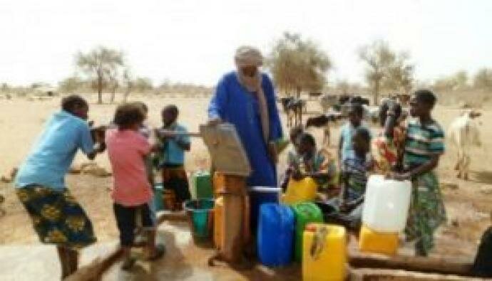 Les enfants puisent dans un forage au nord du Mali