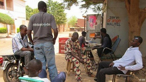 jeunes-coronavirus Les jeunes bamakois dans un grin