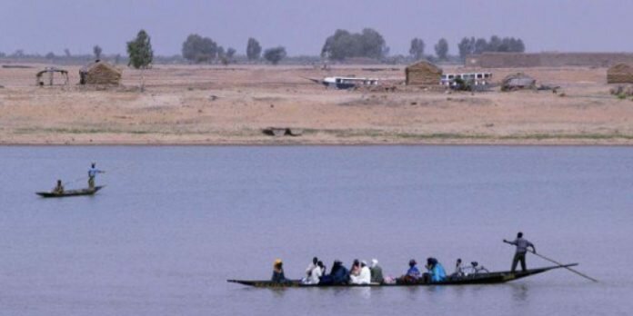 pinasse-bateau-centre-mali-ville-mopti-fleuve-niger-696x348 Le fleuve Niger subit les affres des changements climatiques (photo à titre illustratif)