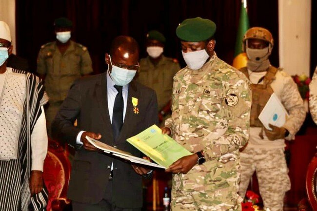 OCLEI-Assimi Remise des documents au Col Assimi par Moumouni Guindo de l'OCLEI