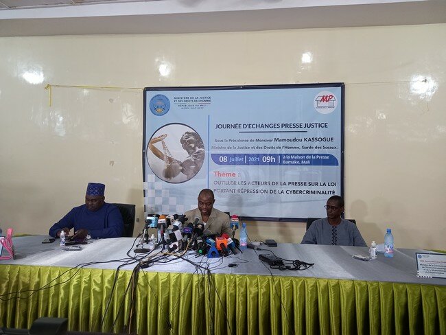 presse-et-justice Une vue du podium avec le ministre de la justice (m) et Bandiougou Dante (D)