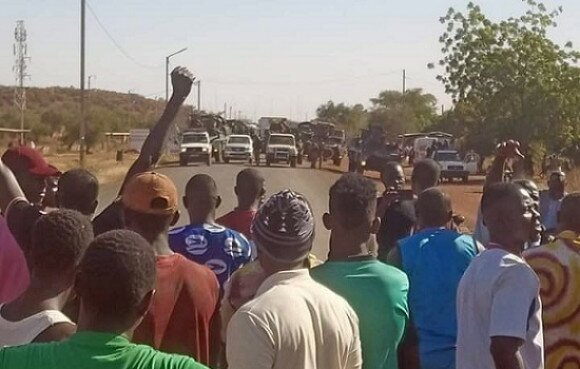 Burkina-Faso-manifestant Un convoi de l'armée française bloqué par des jeunes dans la ville de kaya (Burkina Faso)