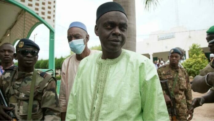 Issa-Kaou-N-Djim-745x420 Issa Kaou N'Djim (G) salue le vice-président du CNSP Malick Diaw le 5 septembre 2020 à Bamako