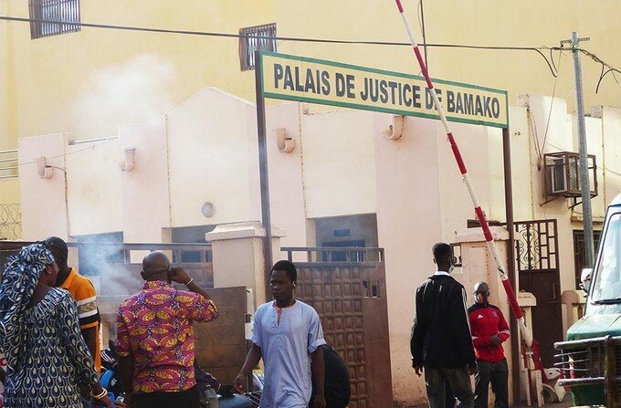 Devant-le-palais-de-justice