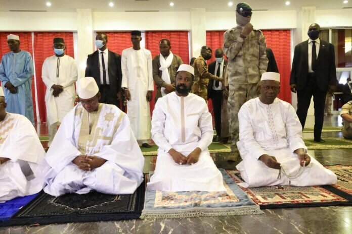 ASSIMI-CHOGUEL-PRIERE-696x464